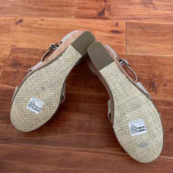 TOMS Wedge size 9.5 Brand New - Picture 3 of 6